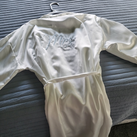 Xs Bride robe. - Picture 1 of 5